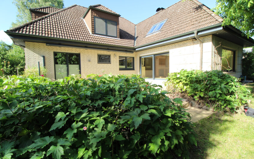 VERMIETUNG – 3 Zimmer-Dachgeschoss-Wohnung in Ammersbek mit Balkon und Garten