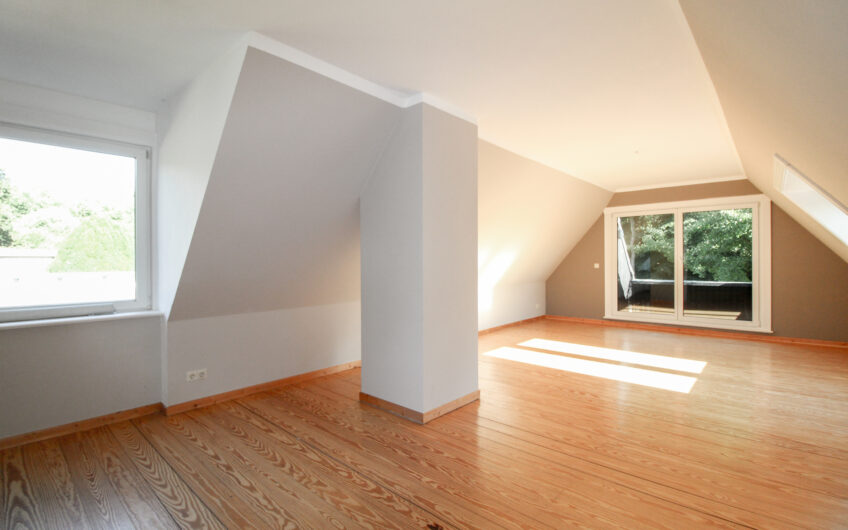 VERMIETUNG – 3 Zimmer-Dachgeschoss-Wohnung in Ammersbek mit Balkon und Garten