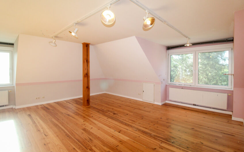 VERMIETUNG – 3 Zimmer-Dachgeschoss-Wohnung in Ammersbek mit Balkon und Garten