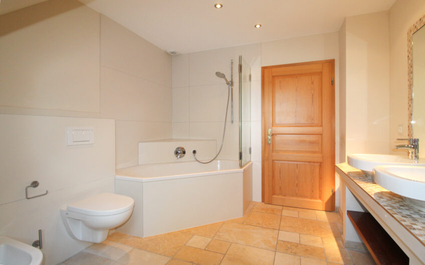 VERMIETUNG – 3 Zimmer-Dachgeschoss-Wohnung in Ammersbek mit Balkon und Garten